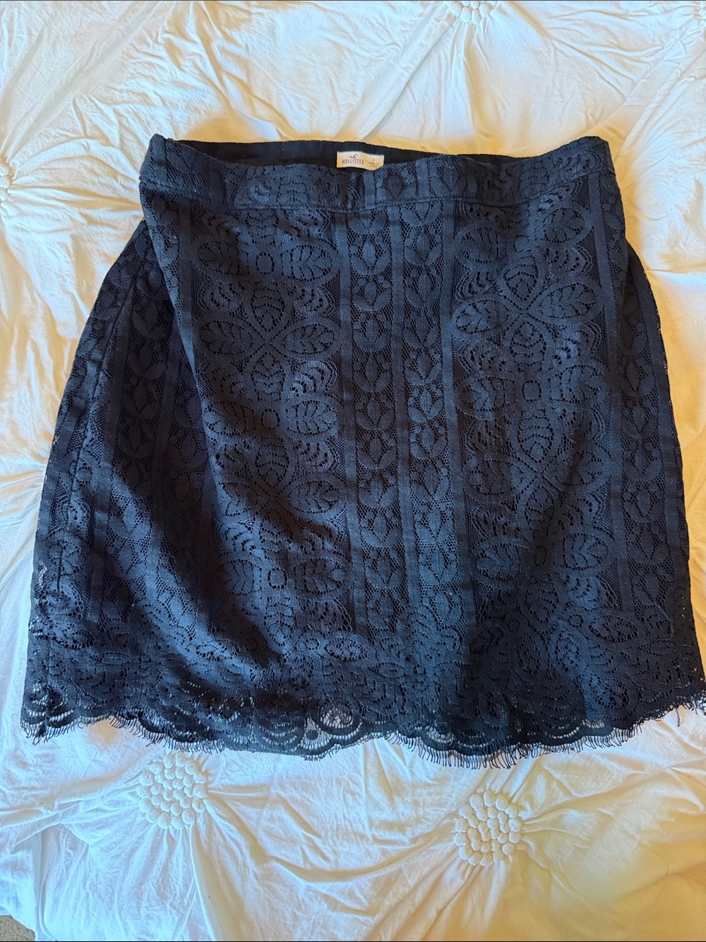 Hollister Black Lace Mini Skirt. Lined & zipper-Wms/juniors SIZE 3. Almost NEW.